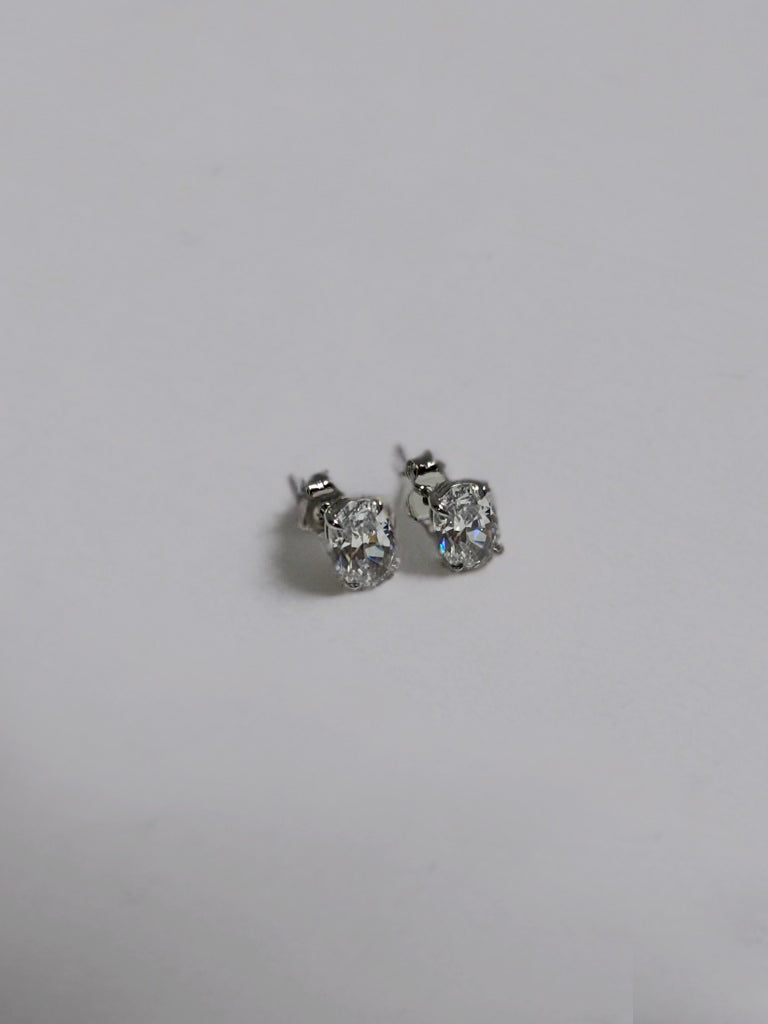 The Roots Oval Diamond Stud